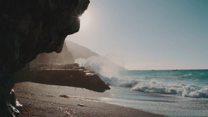 SLO MO海浪在阿马尔菲海岸的海滩上飞溅