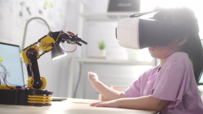 用VR眼镜用手控制机械臂的女孩