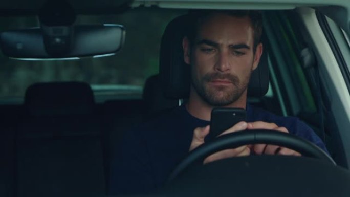男子在车上使用智能手机