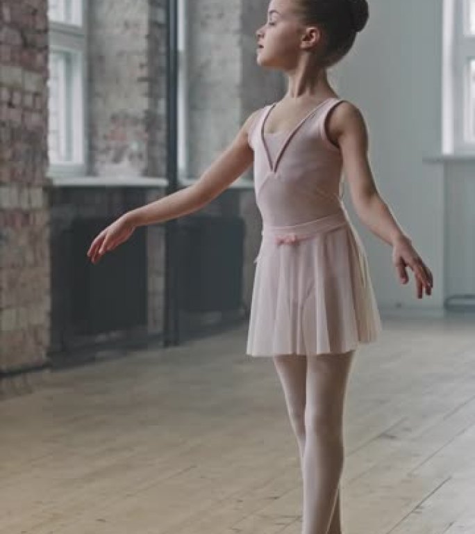 美丽的9岁芭蕾舞女演员站在她的脚趾上