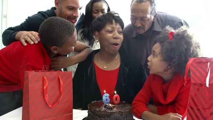 一家人一起庆祝60岁生日
