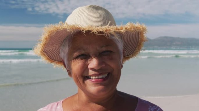 mixe种族高级女子在海滩上微笑的肖像