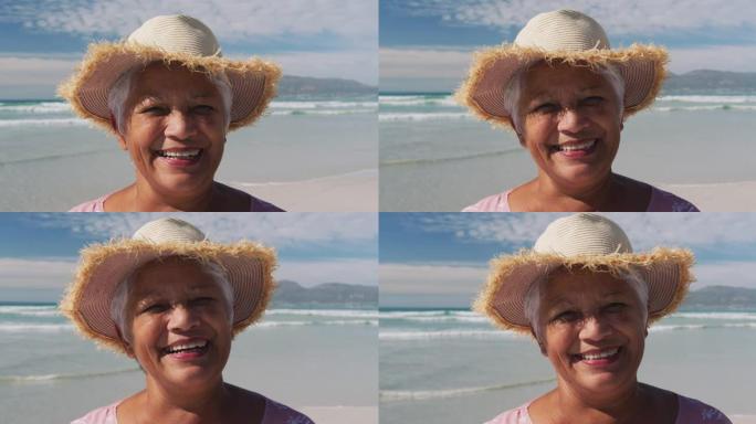 mixe种族高级女子在海滩上微笑的肖像