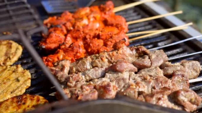 在烧烤上煮鸡肉烧烤串串串街边烧烤