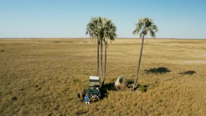 在博茨瓦纳壮观的Makgadikgadi平底锅上喝咖啡休息的游客的鸟瞰图