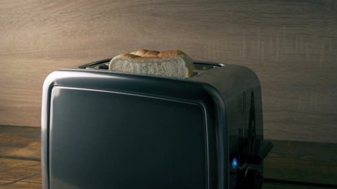 白面包放在烤面包机中弹出