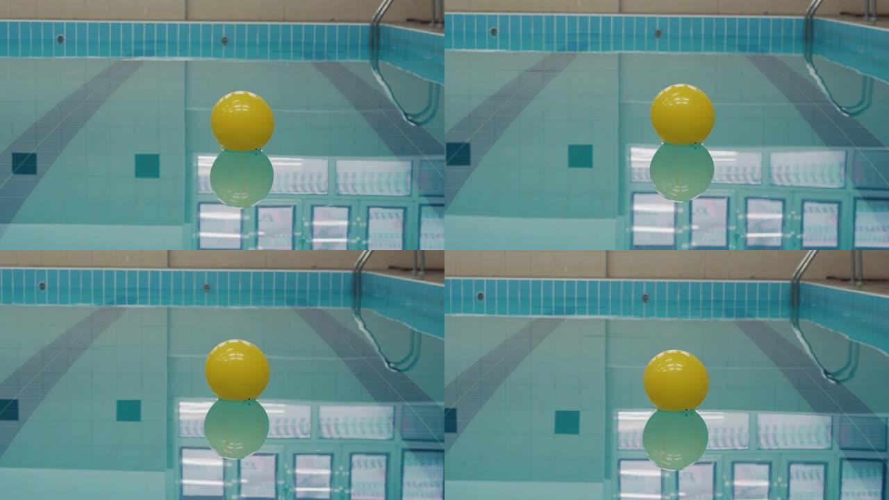 游泳池里的球