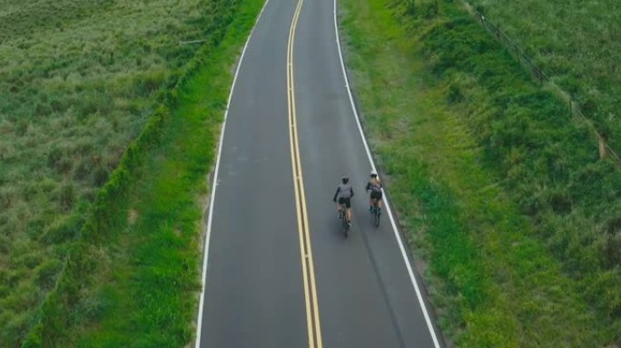 骑自行车者道路自行车的鸟瞰图