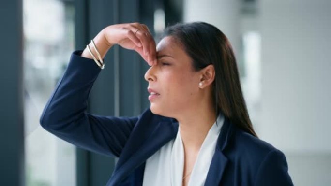 商业女性，因公司财务错误，审计危机或创新失败而在办公楼的窗户上感到压力或头痛。有焦虑或精神倦怠的公司