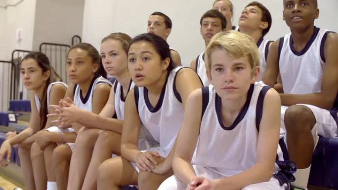 在学校篮球比赛中观众的慢动作镜头