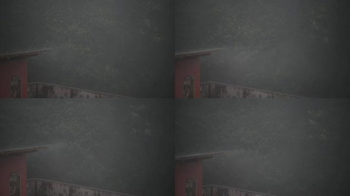 大雨恶劣天气与建筑物和树木区域背景