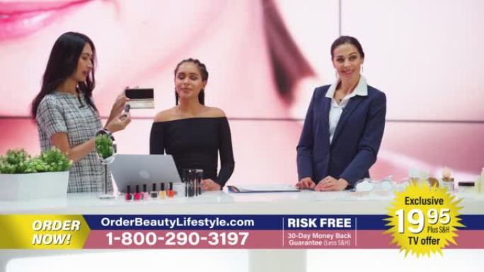 电视节目商业广告: 女主持人，专业化妆师使用腮红轮廓调色板，交谈，呈现最佳有机化妆品。播放电视商业广