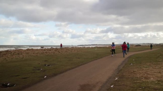 沿海运行海边外国慢跑运动健身晨跑步晨运