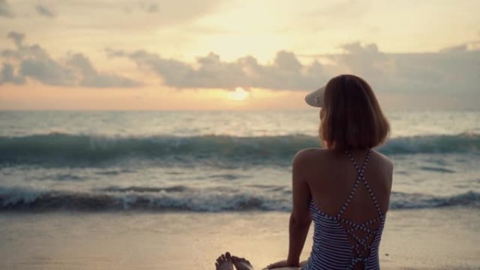 年轻女子在海滩上享受无忧无虑的夏日。