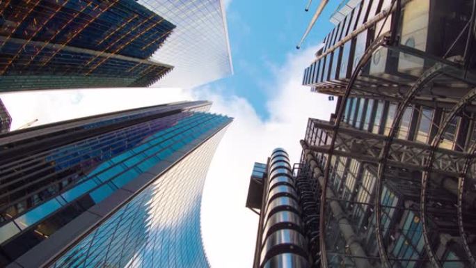 高层建筑中云的反射，商业和透视概念的市区摩天大楼的延时上升角度
