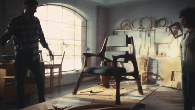 成功的家具设计师向女性同事或客户展示了他的新扶手椅设计。木匠从时尚的现代椅子上取下盖子。小企业主在车