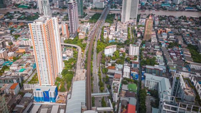 鸟瞰图曼谷交通街的超流，城市景观和摩天大楼穿过市区的朝旁河