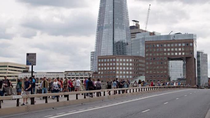 伦敦桥。一群人走到办公室。