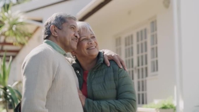 新房，房屋贷款或银行贷款批准为一对老年夫妇在周末站在他们的家外。充满爱心，快乐和快乐的成熟或老年恋人