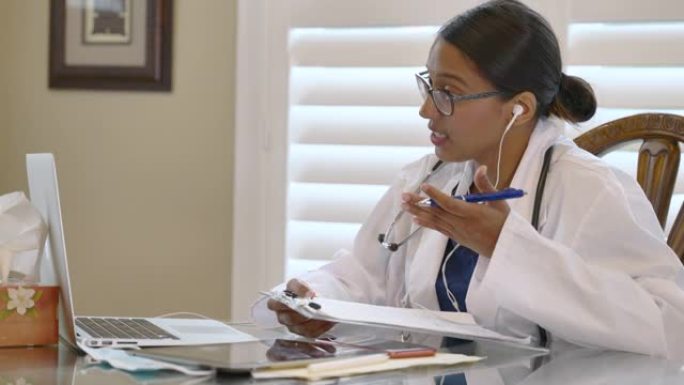 女医生通过视频通话与患者交谈