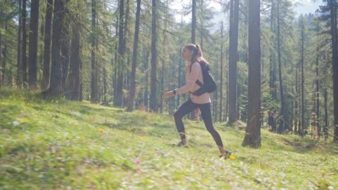 年轻的健身女子在森林徒步旅行时保持健康，呼吸新鲜空气