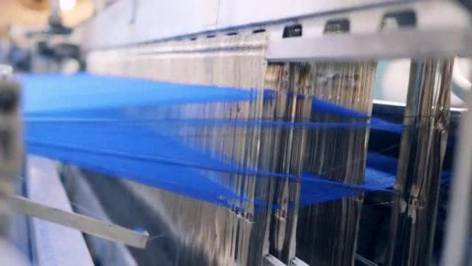 机器将线编织成织物的特写
