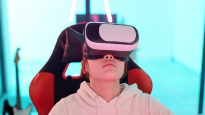 游戏，未来的耳机和VR与人工智能，数字和游戏用她的手。具有未来虚拟现实，全息和交互式3D技术游戏或体