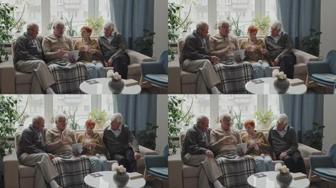 老年人在养老院的沙发上聊天