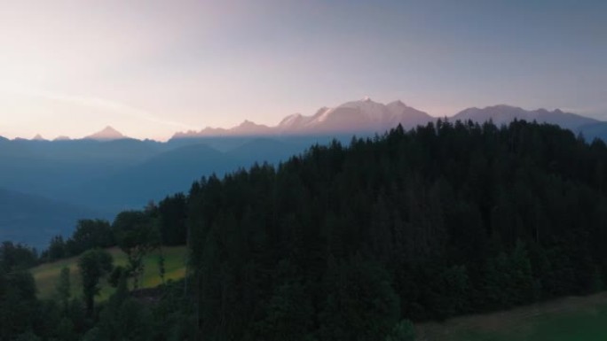 阿尔卑斯山山脉的鸟瞰图，日出时勃朗峰