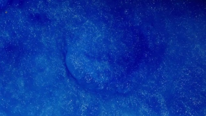 蓝色抽象背景，闪亮的纹理看起来像星空或梦幻般的水。抽象丙烯酸背景。