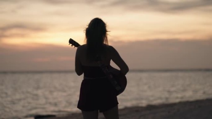 日落时弹吉他的女人