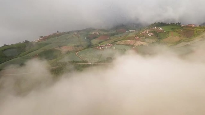 空中拍摄山上的小村庄多云