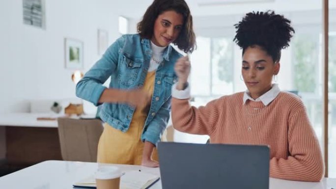 商业女性，拳头碰撞握手和团队与笔记本电脑和协作，成功和正能量。伙伴关系、目标目标和支持，并在现代办公