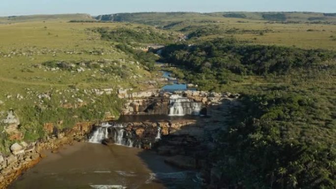 南非东开普省姆坎巴蒂自然保护区坠入大海的宏伟马蹄瀑布的鸟瞰图