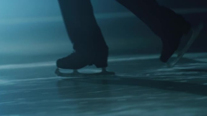 在比赛期间，男花样滑冰运动员的滑冰鞋在溜冰场上表演男子单人编舞时的电影特写镜头。完美、精确、自由、激