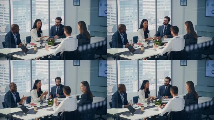 办公室会议室会议: 高层管理人员组成的多元化团队进行交谈，集思广益，使用平板电脑，庆祝并为成功的解决