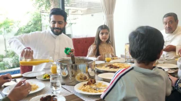 多代沙特家庭庆祝开斋节