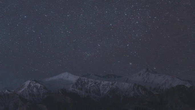 夜间雪山上空的T/L夜空