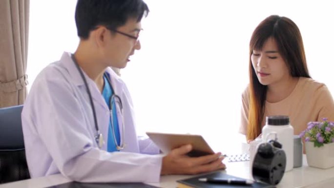 医生通过数字平板电脑与患者交谈