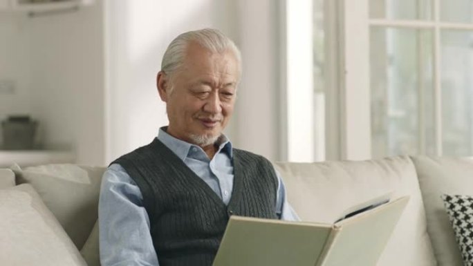 亚洲老人喜欢在家读书