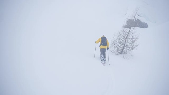 滑雪者在阿尔卑斯山的极端天气日巡回演出