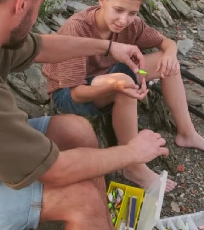男子教育儿子钓鱼周末海边度假