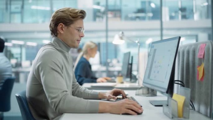 在大型公司办公室中: 灰色高领毛衣自信的英俊经理的肖像，使用计算机，商人和围绕他工作的专家，分析统计
