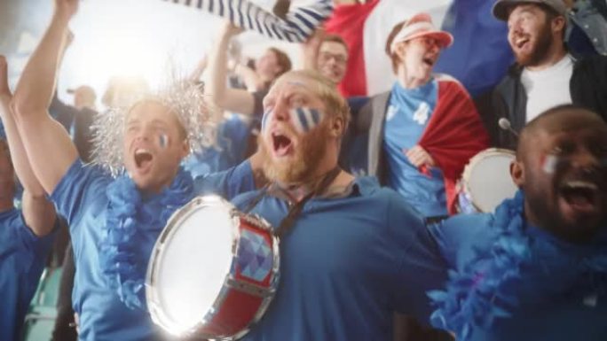 体育馆大事件: 三个球迷脸上涂着彩绘的脸欢呼，敲鼓，玩得开心，为足球队获胜而呐喊。人们庆祝进球，冠军