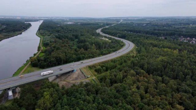 过河公路的鸟瞰图过河公路