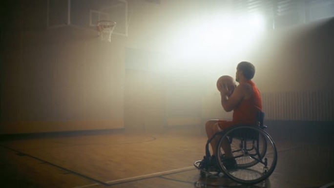 轮椅篮球运动员穿着红色制服的投篮成功，打进了一个完美的进球。残疾人的决心、训练、灵感。暖色静态慢动作