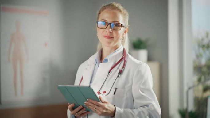 一位经验丰富的女医生穿着白大褂在她的办公室用平板电脑工作。医疗保健专业人员或护士长看着相机，温柔地微