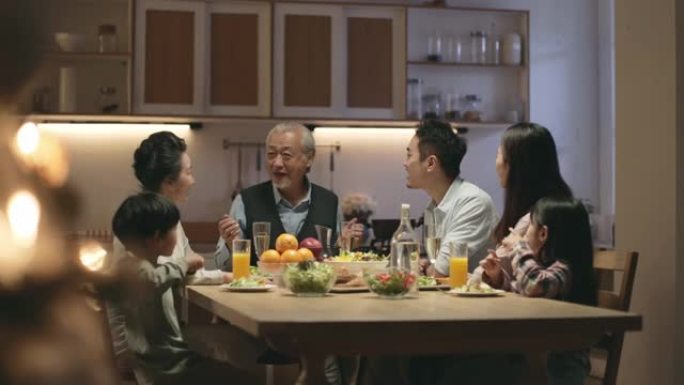 三代亚洲家庭在平安夜举行庆祝祝酒词