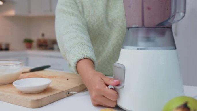 冰沙水果搅拌机与女人的手，电器和厨房柜台，以健康，饮食或健康。女孩制作草莓蛋白饮料、鸡尾酒或奶昔营养