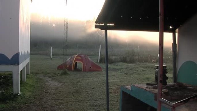 阿根廷布宜诺斯艾利斯省蒂格雷，一所薄雾笼罩的冬季日出中的一所小型乡村学校。